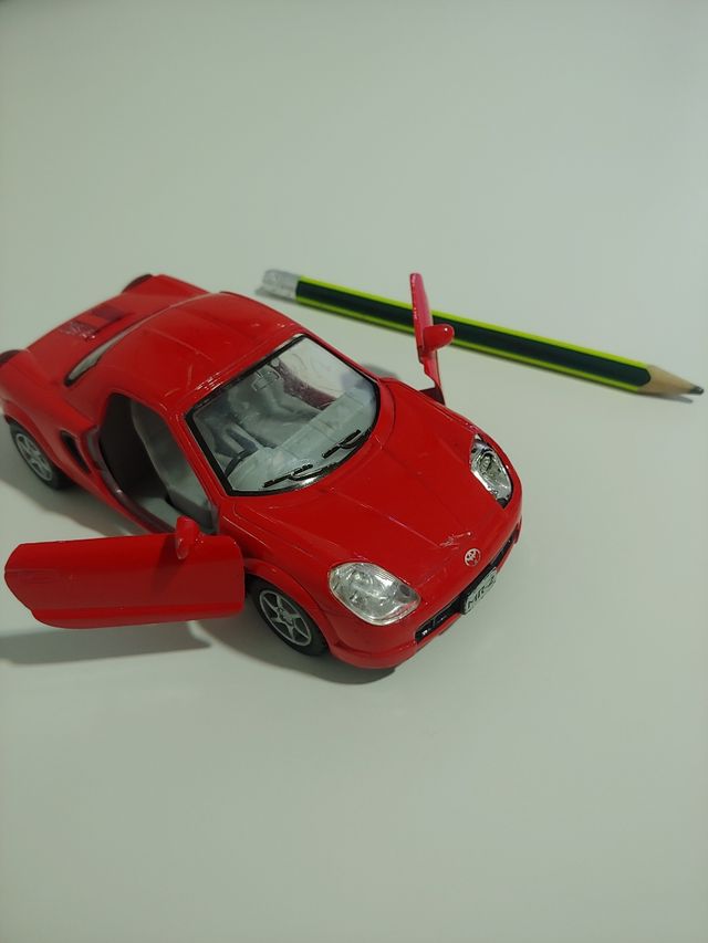 Coche miniatura Toyota MR-2 rojo
