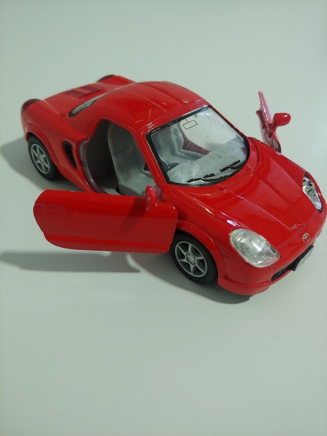 Coche miniatura Toyota MR-2 rojo