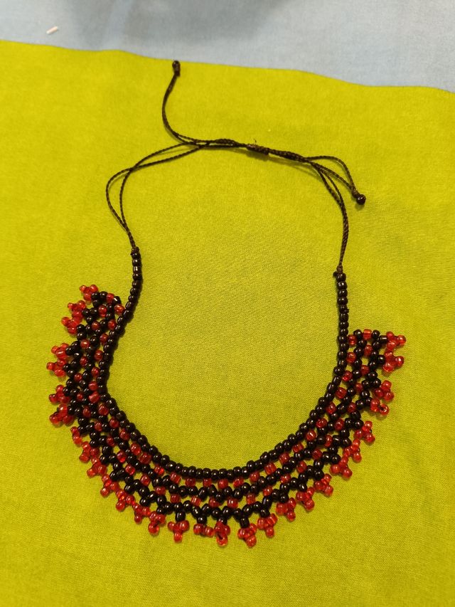 Collar artesanal rojo y negro