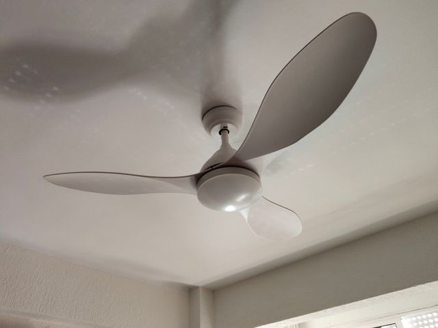 Ventilador Stel blanco - 3 aspas. Con mando.