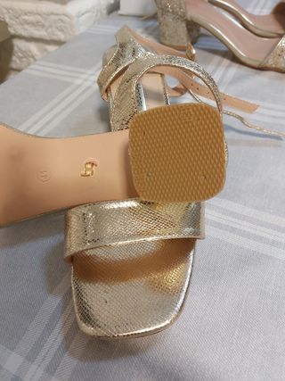Sandalias doradas tacón 41