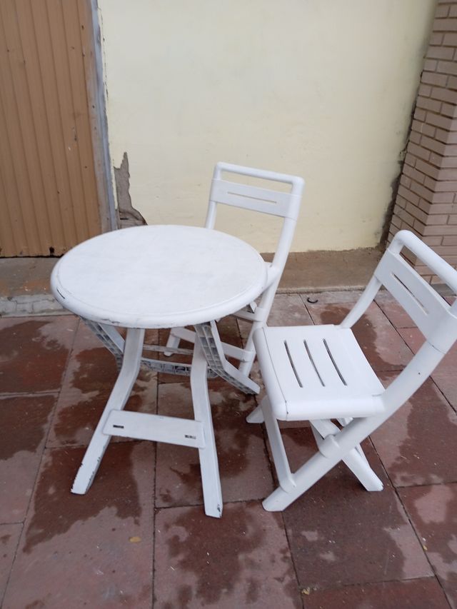 Mesa terraza + 2 sillas blancas