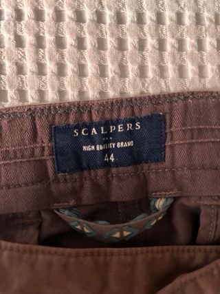 Pantalón Chino Scalpers color burdeos