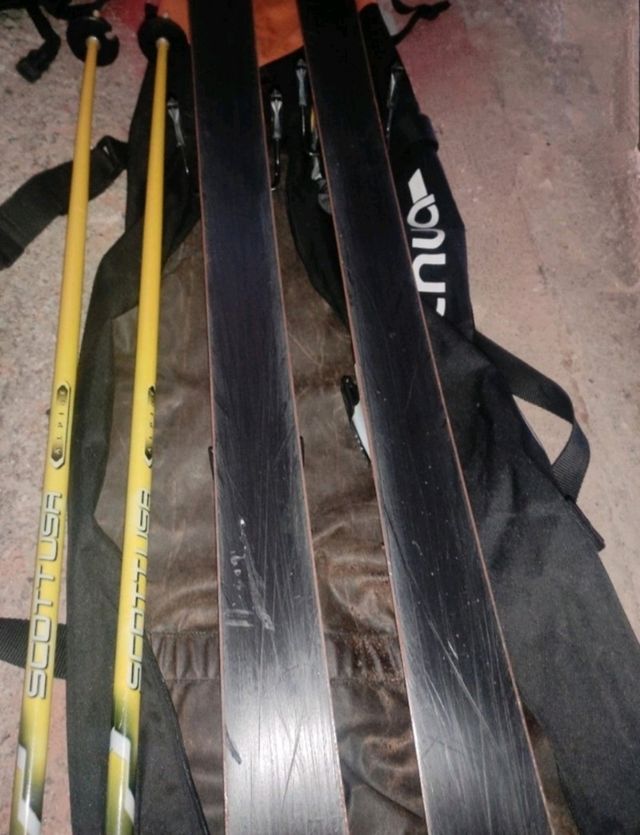 Esquí y botas de Quechua atomic.