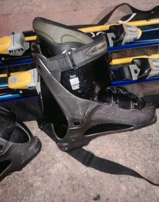 Esquí y botas de Quechua atomic.