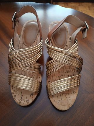 Sandalias cuña doradas