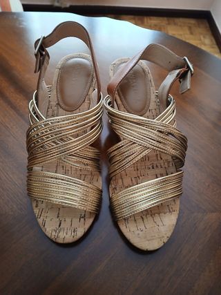 Sandalias cuña doradas