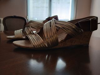 Sandalias cuña doradas