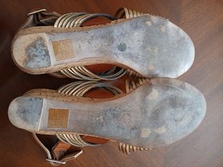 Sandalias cuña doradas