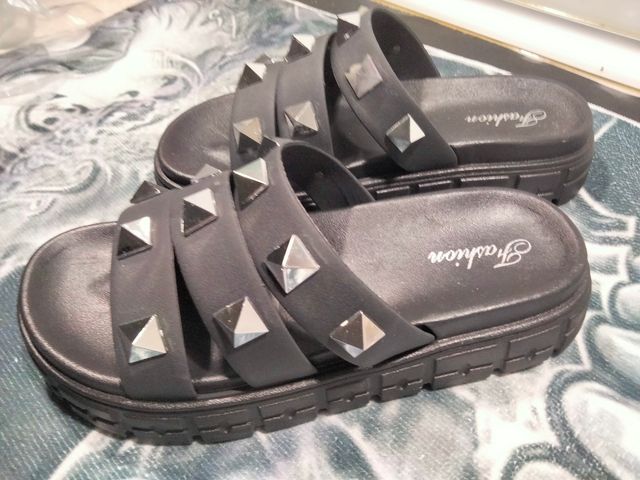 Sandalias negras tachuelas