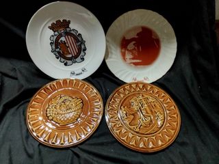 Antiguos platos: 2 porcelana, 2 cerámica