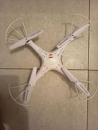 Dron blanco con cámara