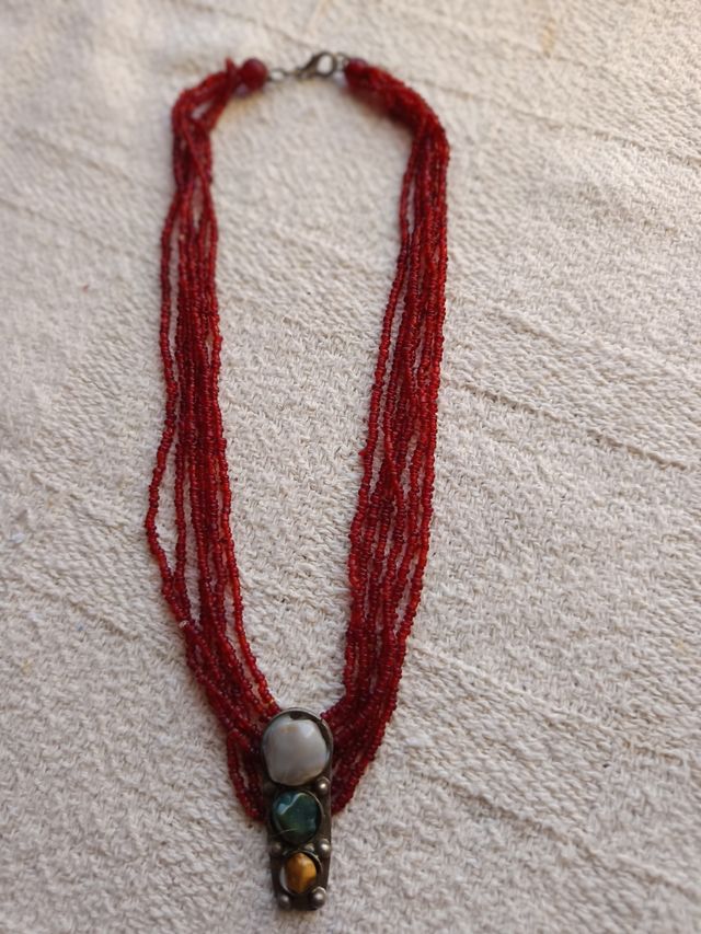 Gargantilla multicolor con piedras