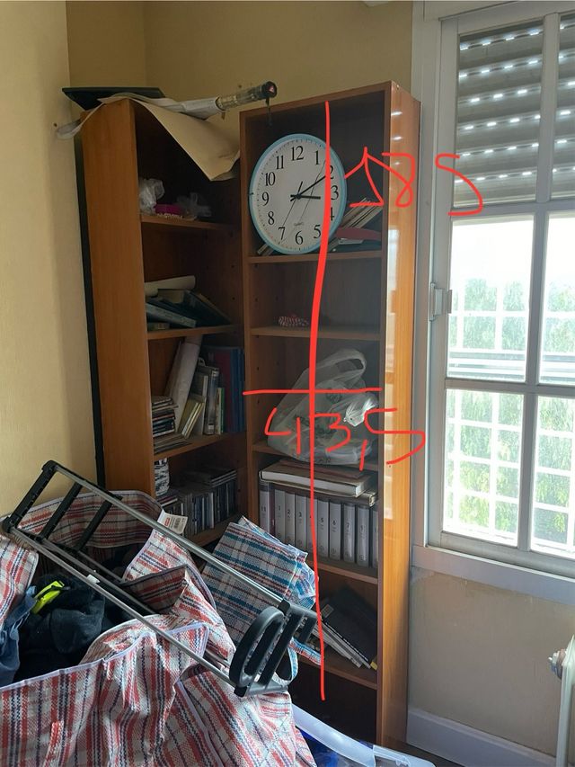 Estanterías de madera marrón