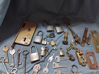 Lotes de cerraduras, llaves y candados antiguos