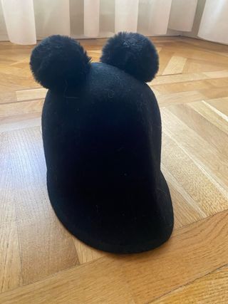 Gorro niña negro con pompones
