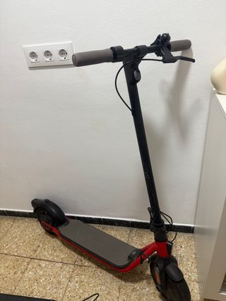 Patinete eléctrico rojo