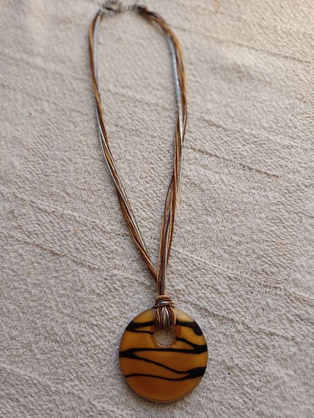 Colgante dorado y negro