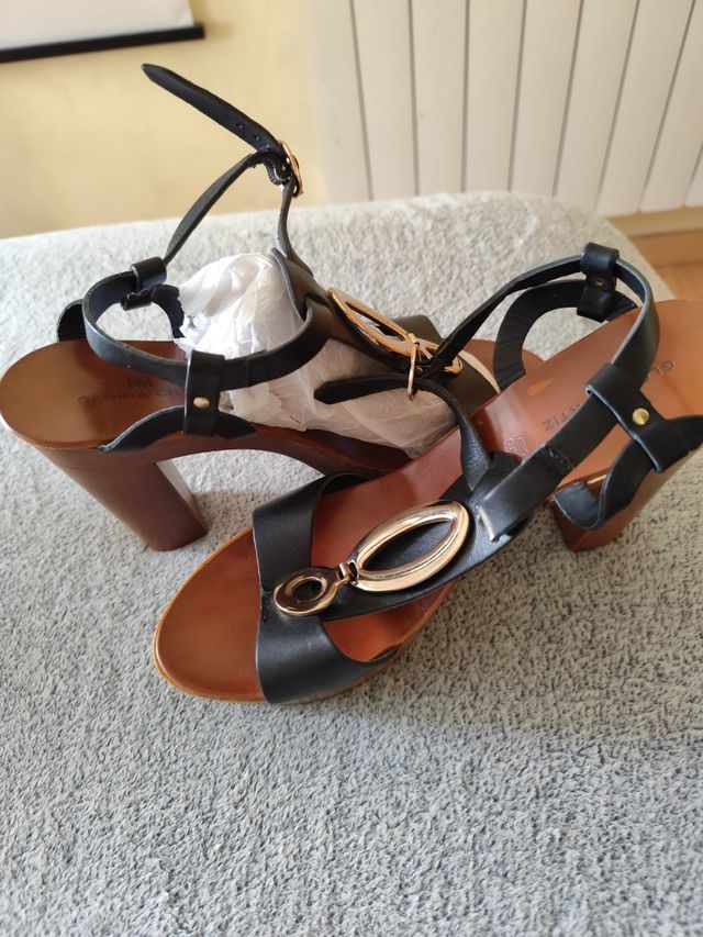 Sandalias Gloria Ortiz negras doradas.