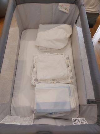 Berço Chicco Next2Me Essential c/ roupa cama