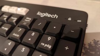 Teclado Logitech K850 bluetooth + K220 gratis