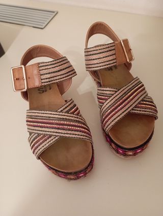 Sandalias cuña beige-marrón