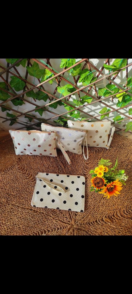 Bolso de mano dorados y beige 