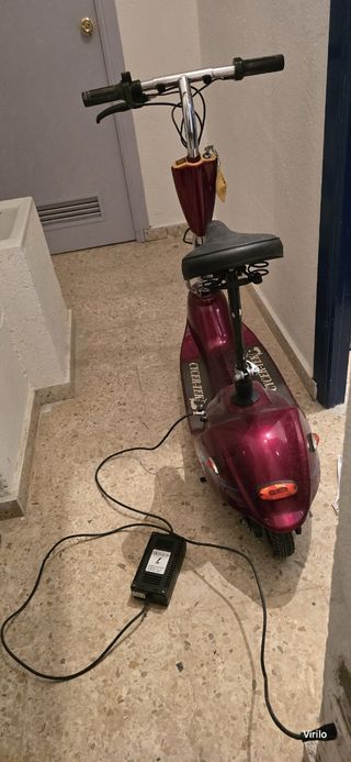 Patinete eléctrico rojo con sillín