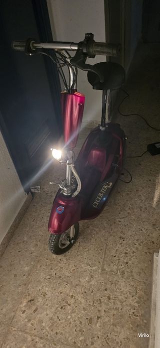 Patinete eléctrico rojo con sillín