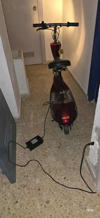 Patinete eléctrico rojo con sillín