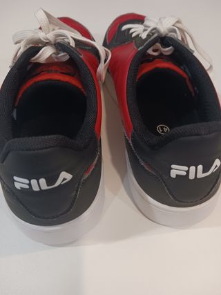Zapatillas Fila rojas y negras - 41