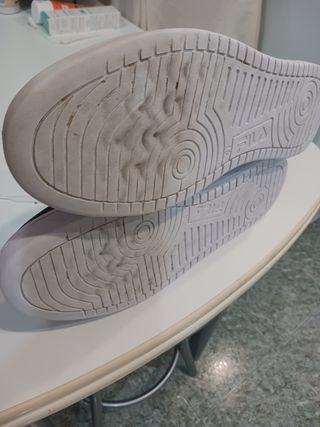 Zapatillas Fila rojas y negras - 41