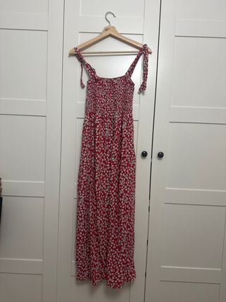 Vestido largo rojo con flores