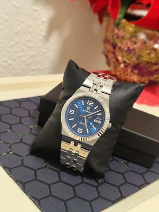 Reloj azul y plata