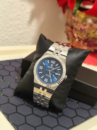 Reloj azul y plata