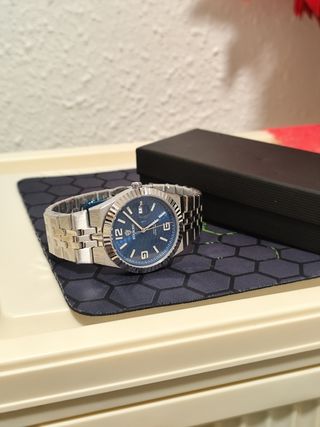 Reloj azul y plata