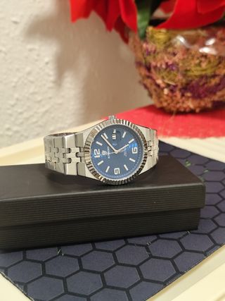 Reloj azul y plata