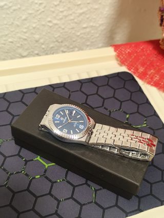 Reloj azul y plata