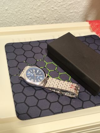 Reloj azul y plata
