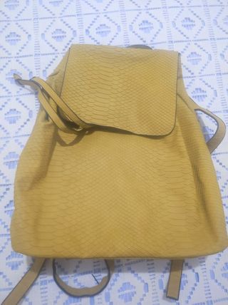 Mochila mostaza Parfois 