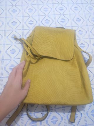 Mochila mostaza Parfois 