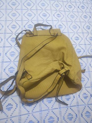 Mochila mostaza Parfois 