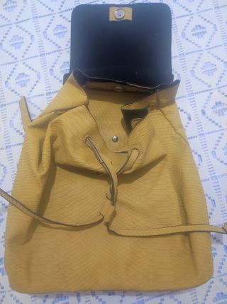 Mochila mostaza Parfois 