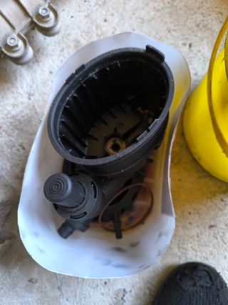 Soporte filtro combustible Citroen / Peugeot.
