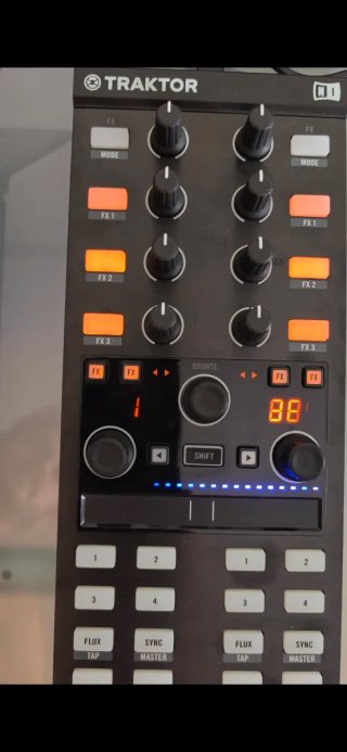 Traktor Kontrol X1 MK2 + Funda.  Como nuevo.
