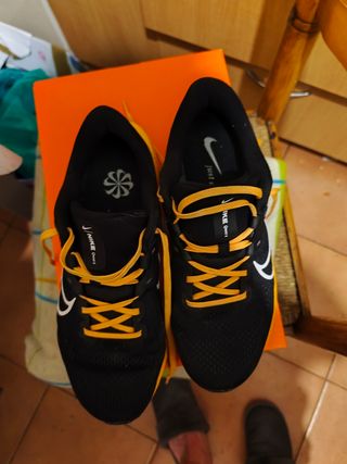 Zapatillas Nike Comfride 43 - Negras/Amarillas