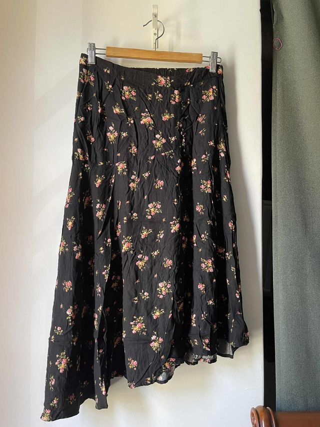 Saia Midi Floral Preta