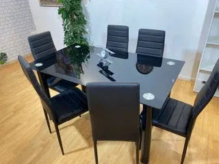 Sofá y mesa de comedor grises