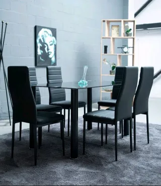 Sofá y mesa de comedor grises