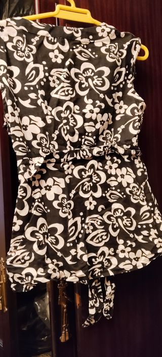Blusa negra y blanca estampada